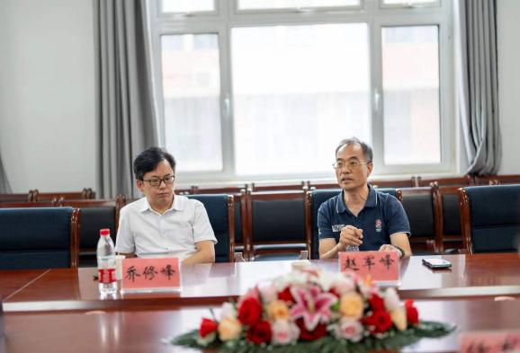 广东外语外贸大学赵军峰教授和中国社会科公司乔修峰研究员来校进行学术交流