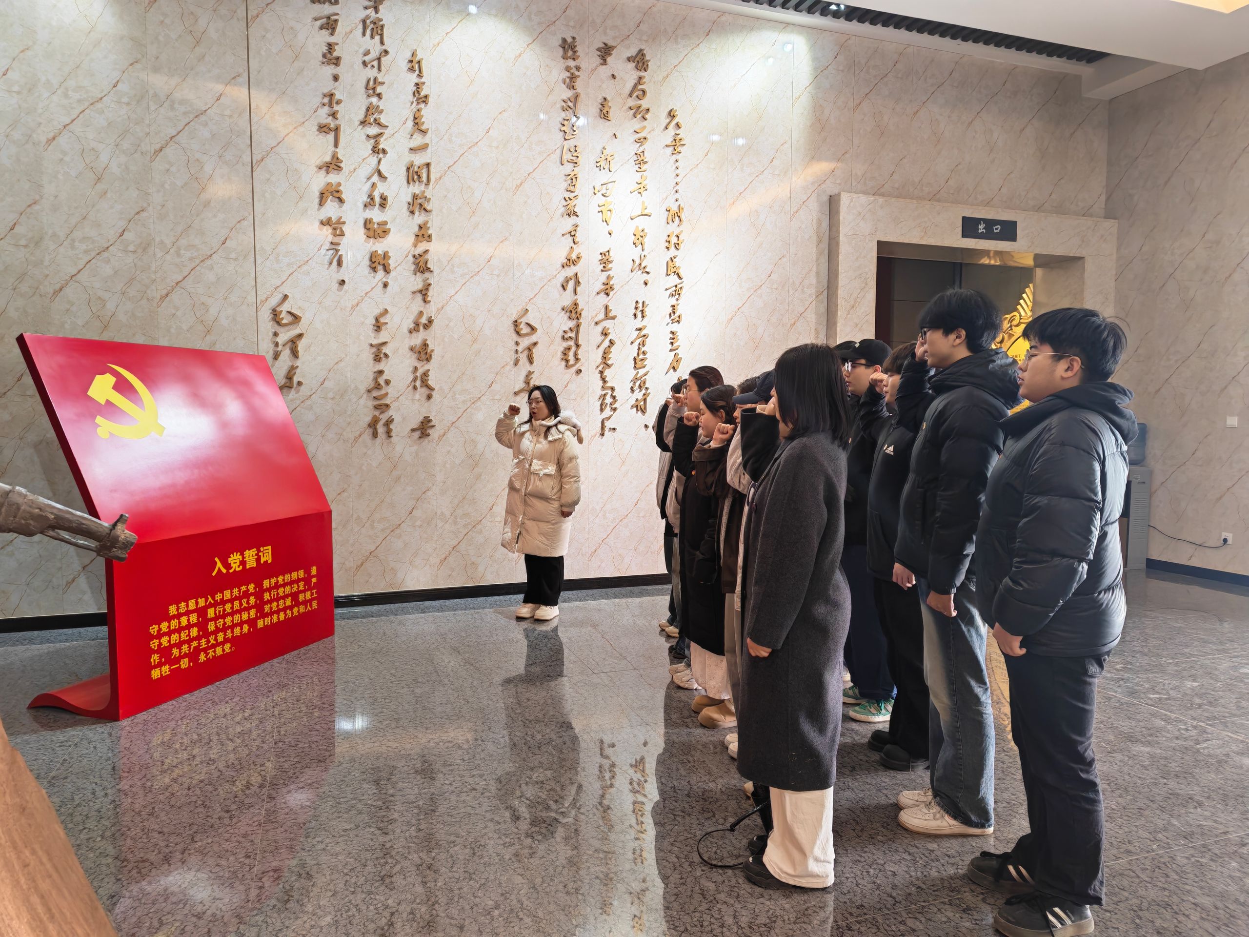 缅怀英烈守初心 赓续血脉担使命 ——zoty中欧员工党员赴兰州市烈士陵园开展清明祭扫活动